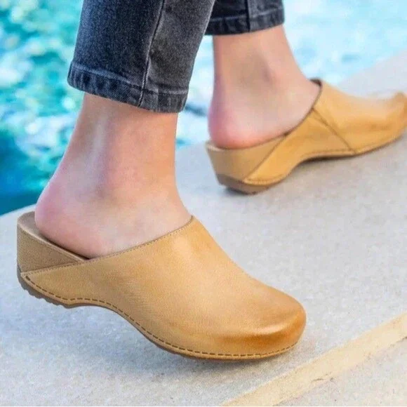 Dansko Nubuck Leather Tan Professional Comfort Clogs Size 40 EU/9.5-10 US Women - Picture 1 of 14
